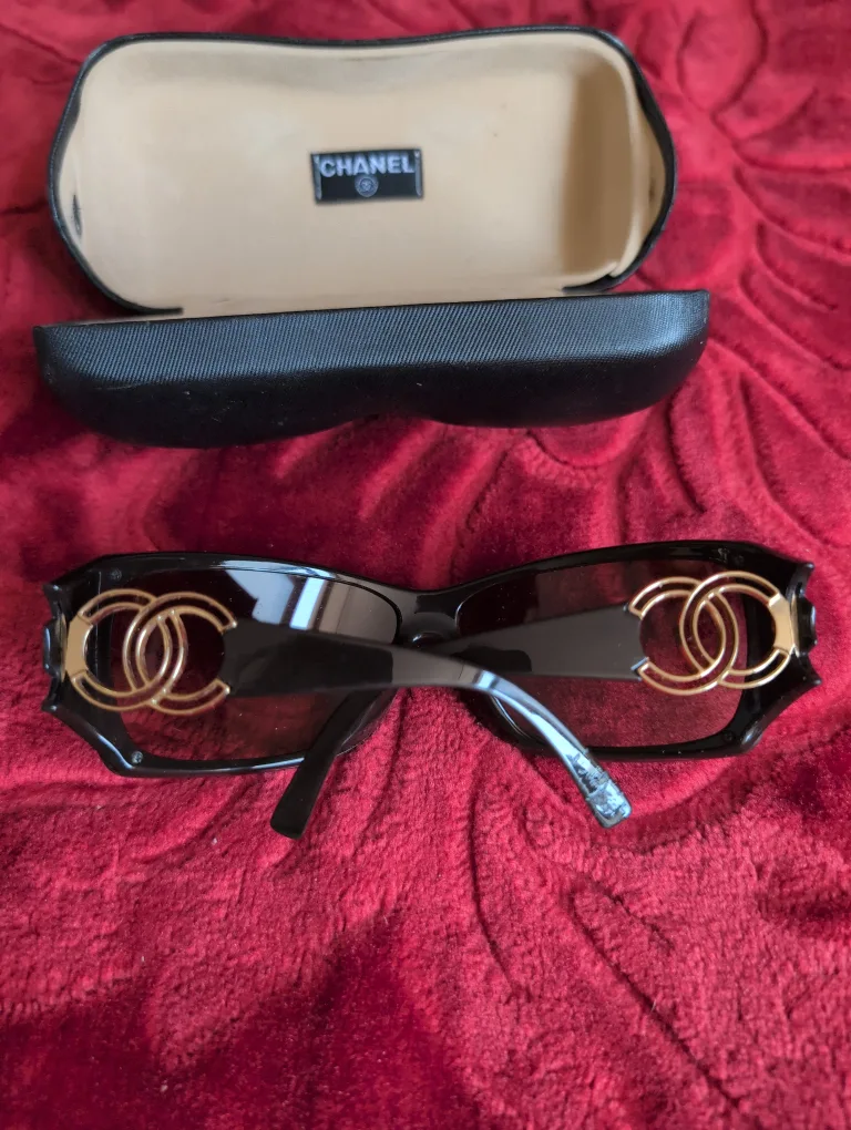 🇨🇦 Chanel Sunglasses with Case image indicator(3)