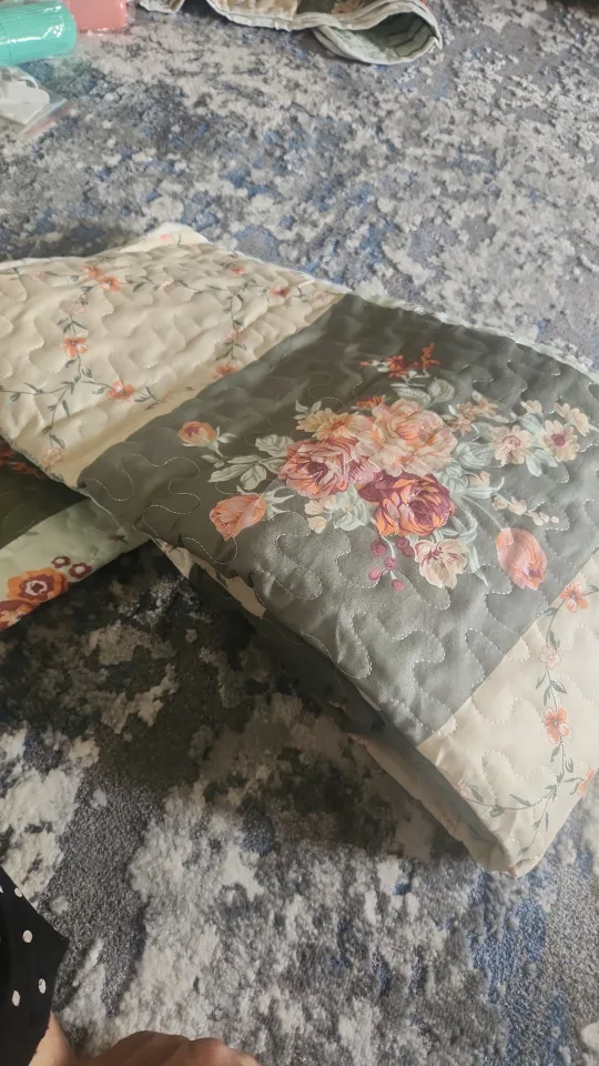 Floral Patchwork Quilt with Pillow Shams image indicator(7)