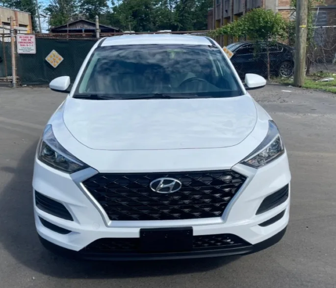 White Hyundai Tucson thumbnail