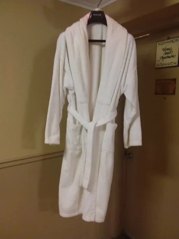 White Plush Bath Robe 🛁🚿 🇨🇦 thumbnail