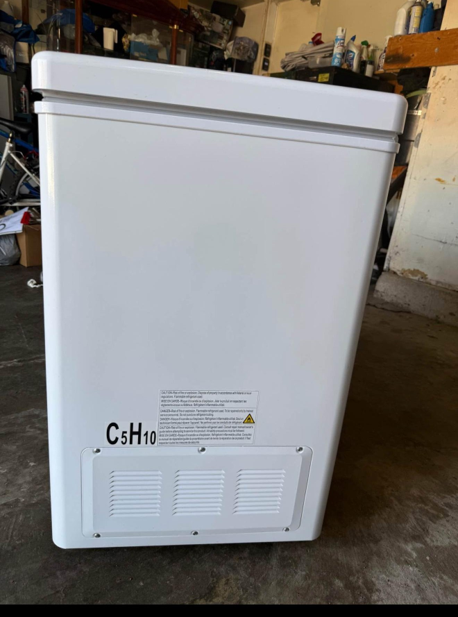 Danby 5.1 cu ft Chest Freezer – Excellent Condition - photo 2