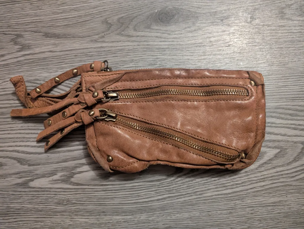 🇨🇦Free People Distressed Leather Wallet🇨🇦 thumbnail