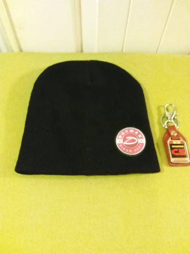 Daymak Black Beanie w / Key Chain 🆕 🇨🇦 thumbnail