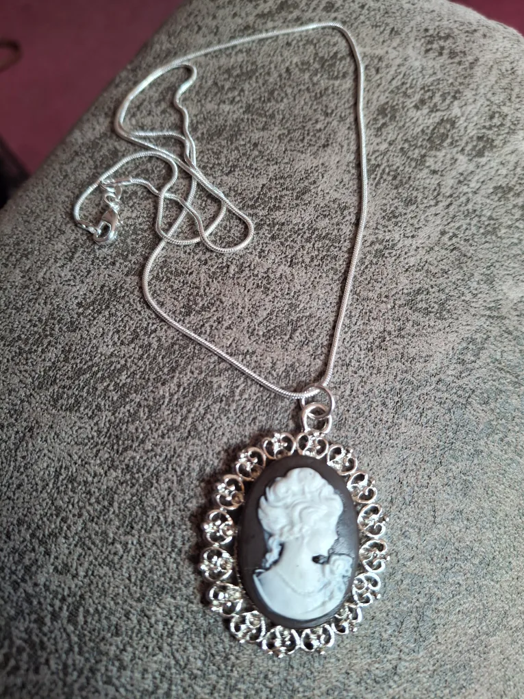 Cameo Pendant Necklace thumbnail