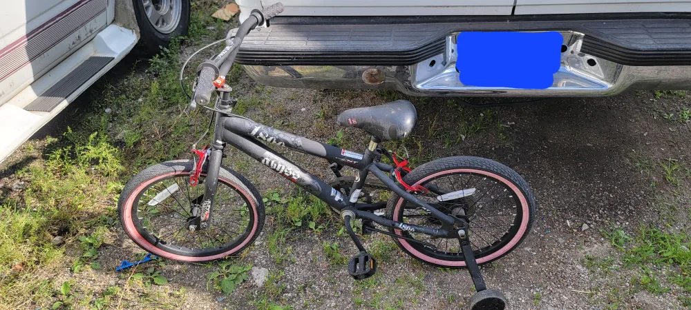 Mongoose 1800 Bike with Training Wheels thumbnail