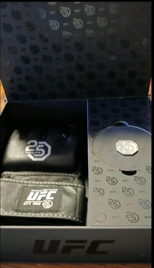 NEW! RARE UFC 25 YEAR SILVER ANNIVERSARY PROMO PACKAGE image indicator(4)