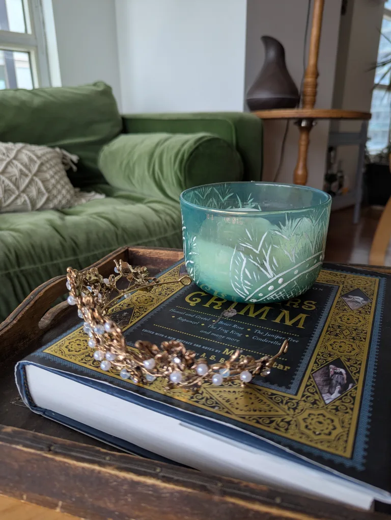 Gold Floral & Pearl Tiara image indicator(3)