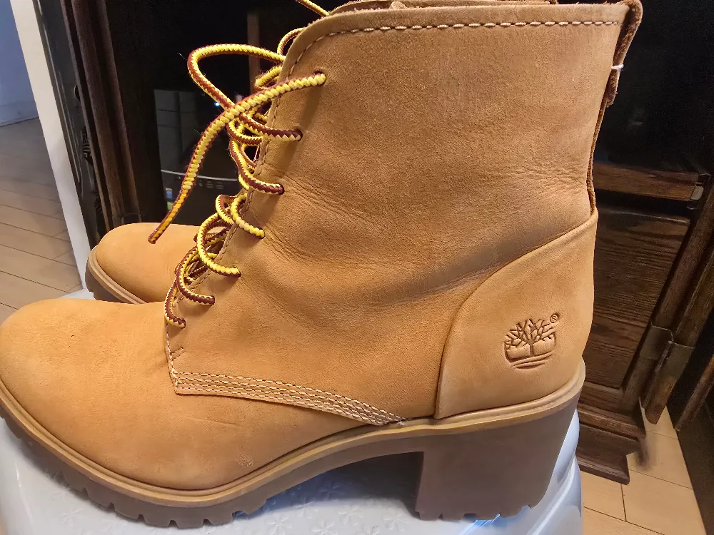 Timberland Women's Heeled Boots, Size 7 image indicator(2)