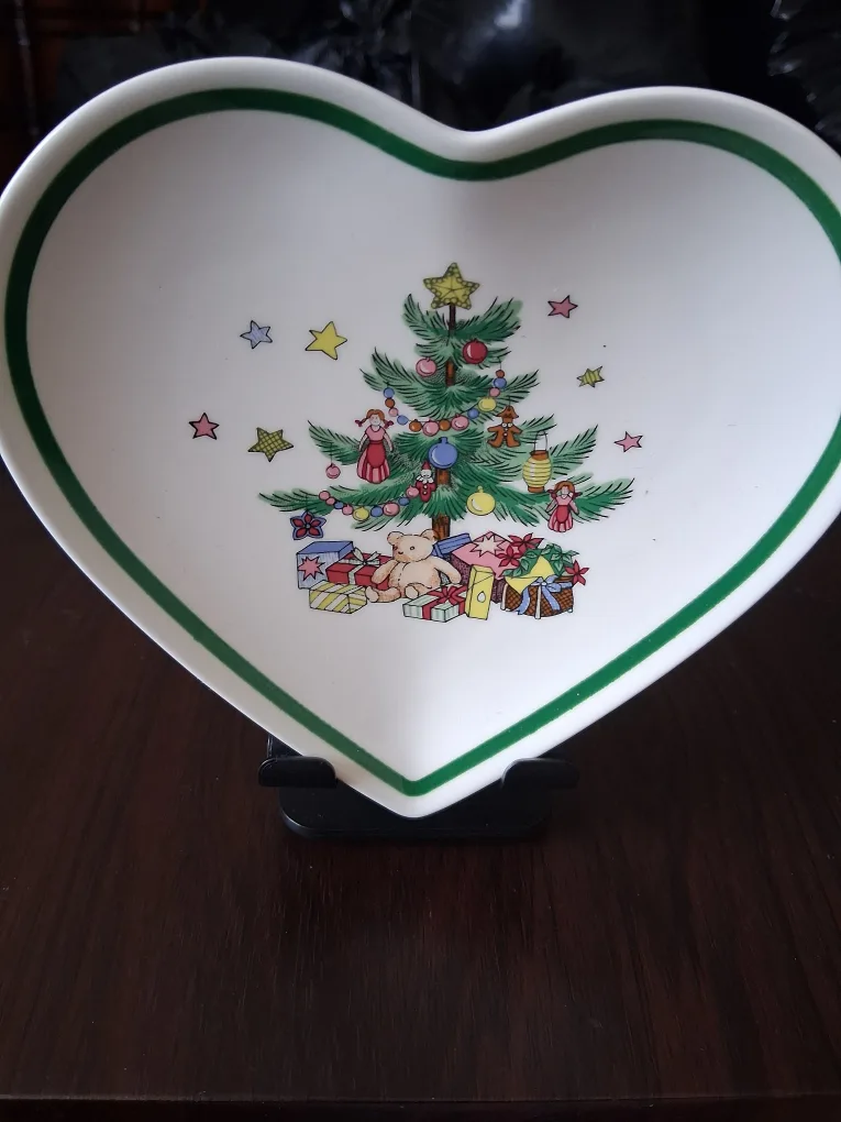 Nikko Christmas Heart Plate - Oven/Microwave Safe thumbnail