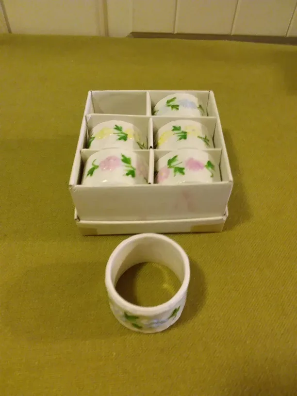 Floral Porcelain Napkin Rings - Set of 6 🆕 🇨🇦 thumbnail