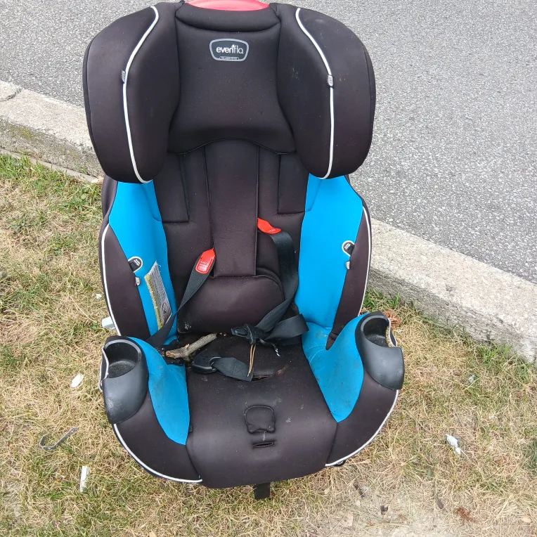 🍀🇨🇦Evenflo Car Seat - Black & Blue thumbnail