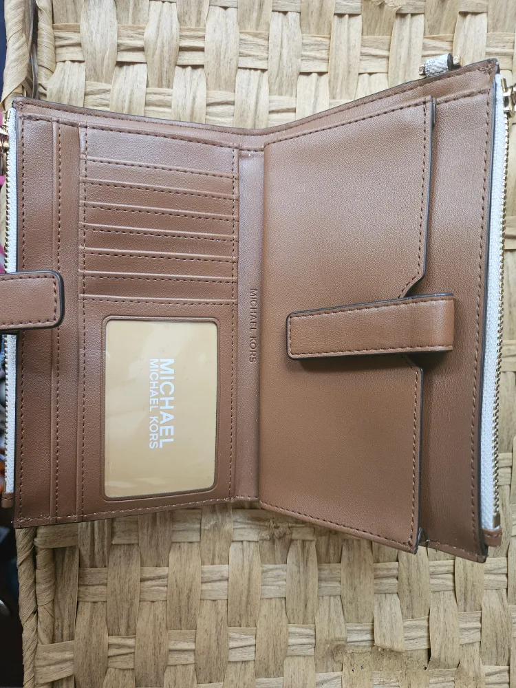 Michael Kors Wallet image indicator(2)