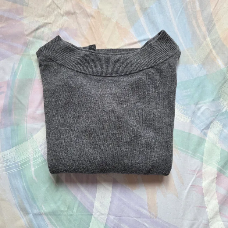 UNIQLO Thin Grey Knit Top image indicator(4)