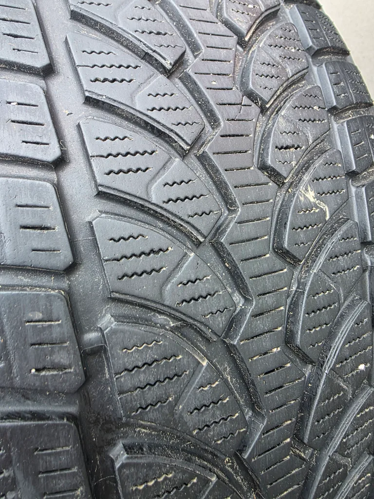 Bridgestone Blizzak 225/40R19 Winter Tires image indicator(6)