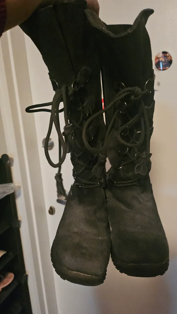 Free boots WILL BE TOSSED THURSDAY IF NO PICKUP thumbnail