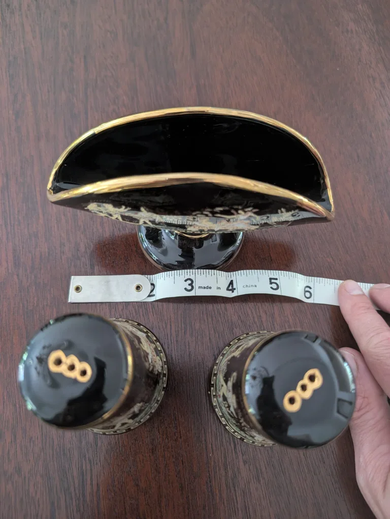 24k Gold Napkin Holder & Salt/Pepper Shakers image indicator(9)