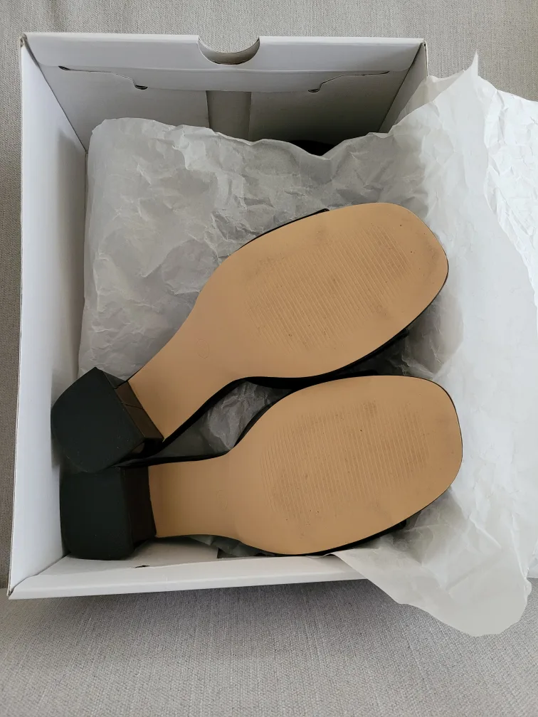 CUSHIONAIRE Black Patent Leather Low Block Heel Mules Size 8 image indicator(3)