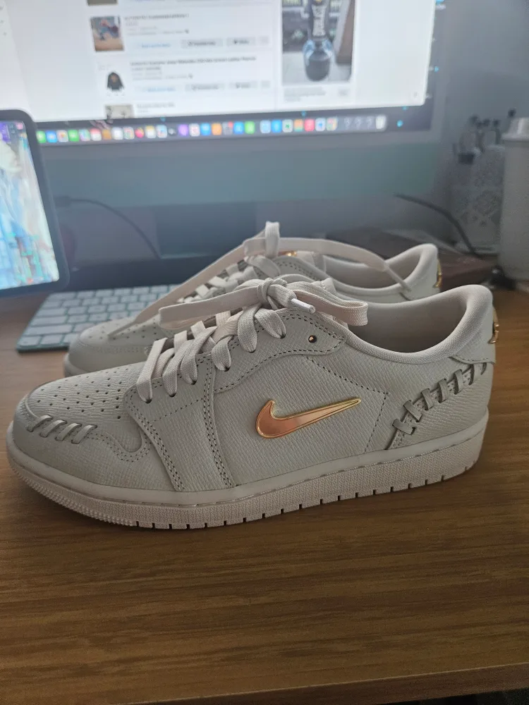 Authentic brandnew Nike Air Jordan 1 Low Method of Make thumbnail
