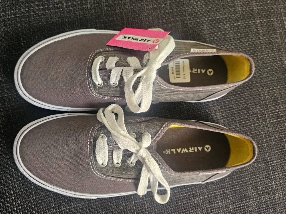 New Airwalk Gray Canvas Shoes Size 9.5 thumbnail