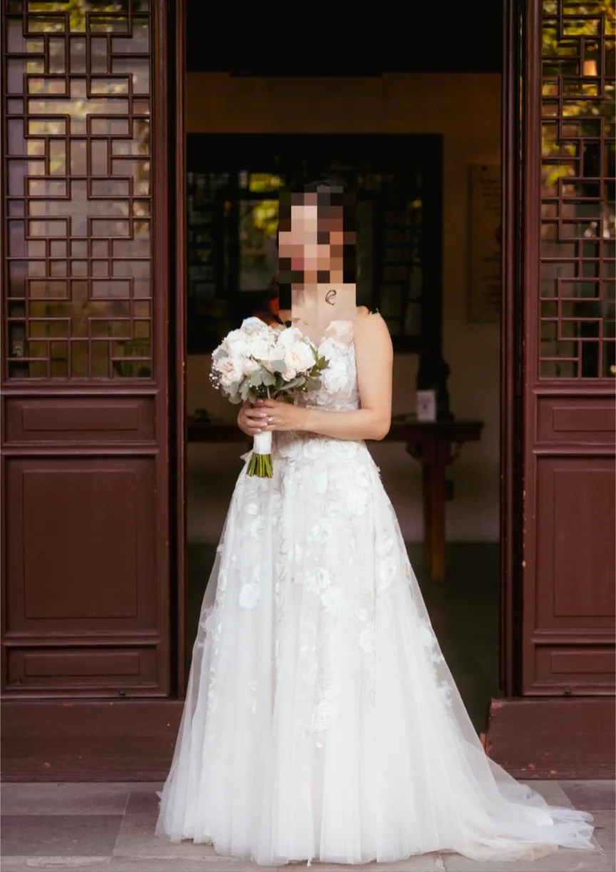 Elegant Wedding Dress thumbnail