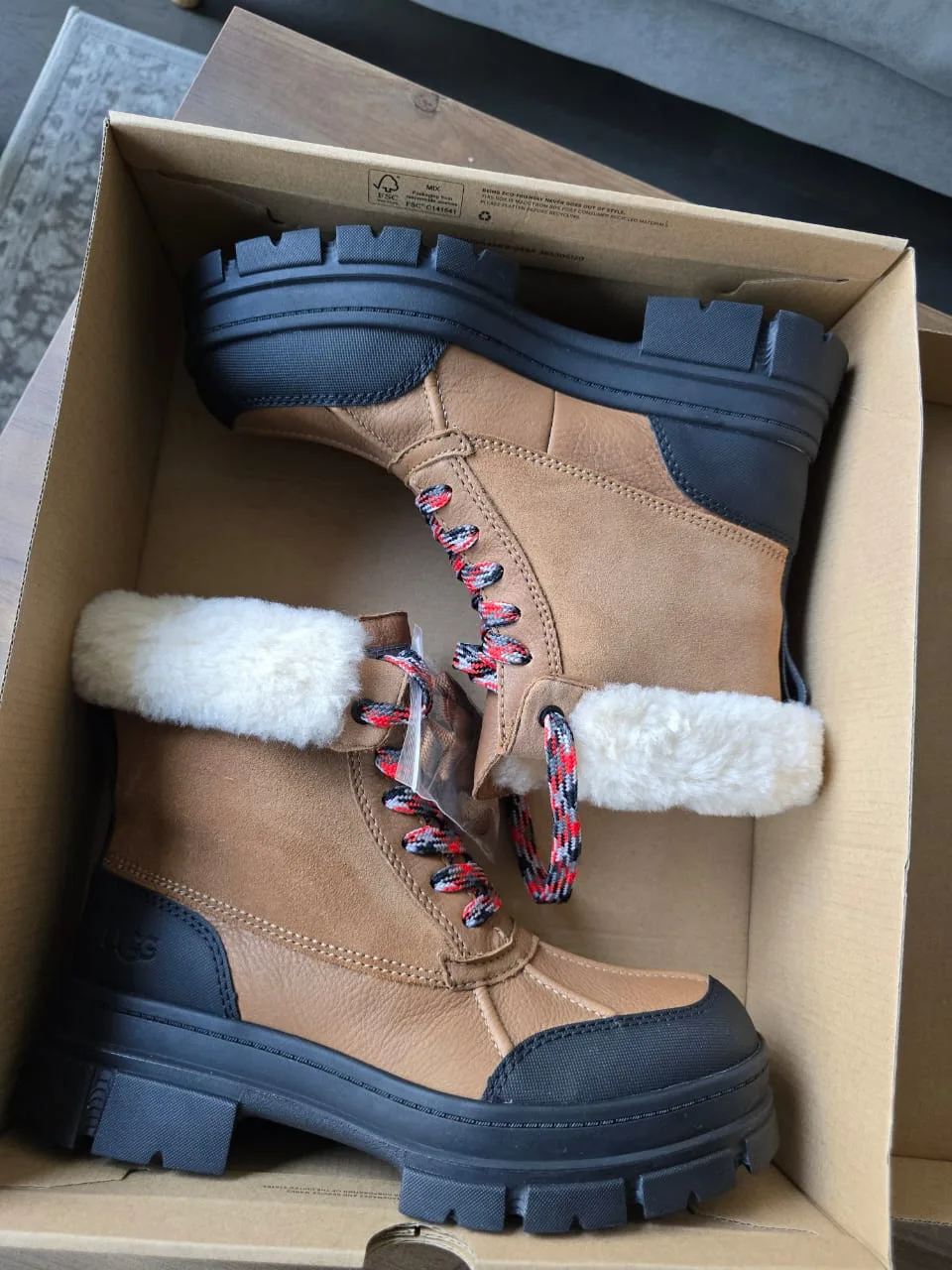 UGG Ridge Mini Boots - Size 9 - Brand New in Box image indicator(3)
