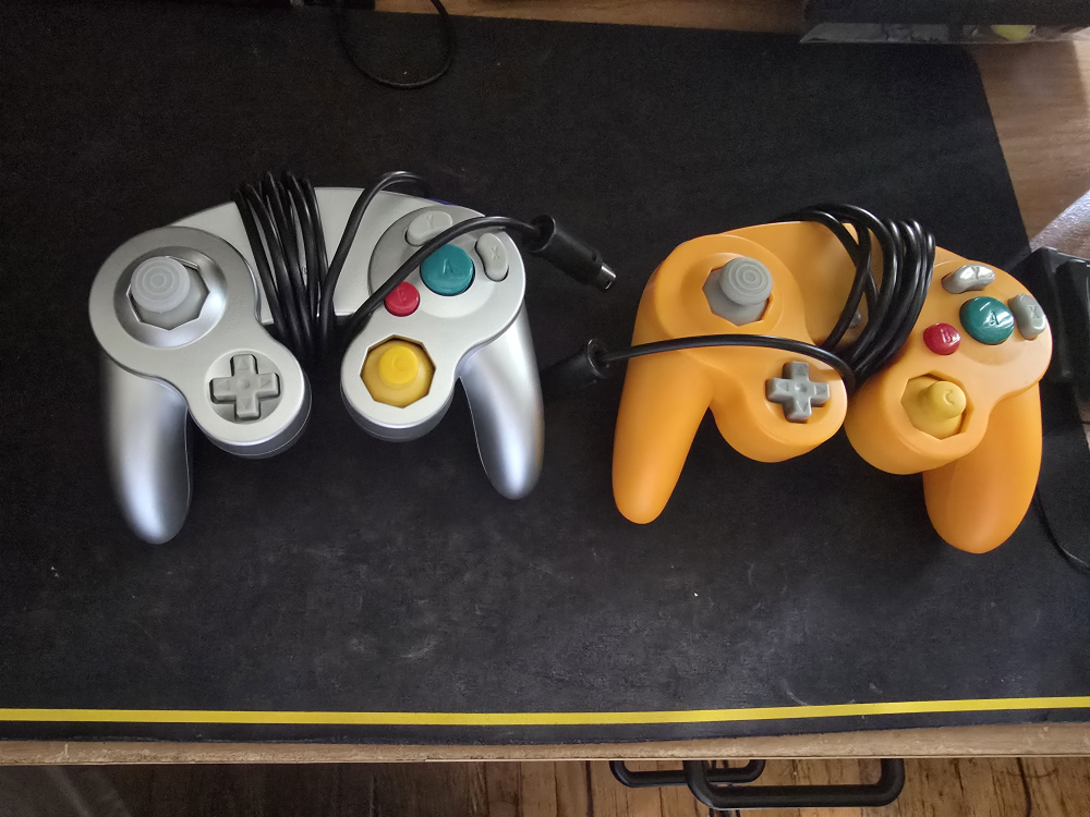 Moddded Gamecube with Picboot chip installed and controllers - photo 2