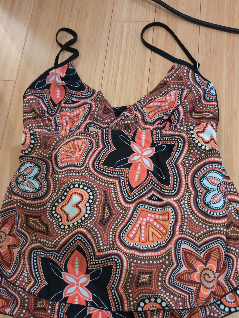Gorgeous women's tankini top size medium  🇨🇦 thumbnail