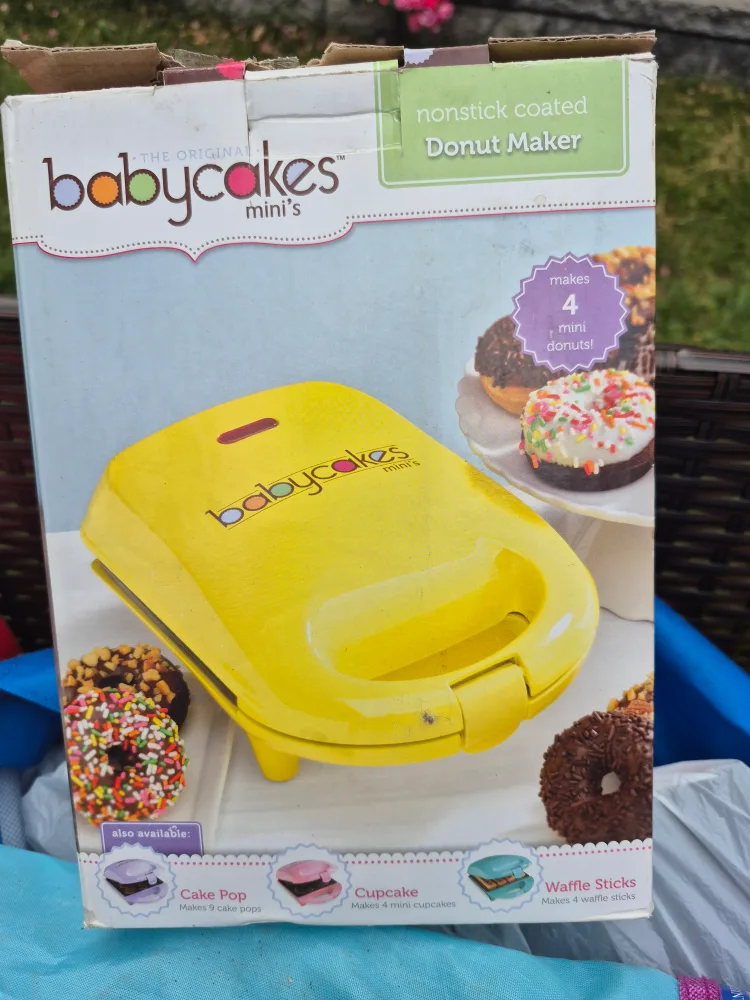 Babycakes Mini Donut Maker - Makes 4! thumbnail