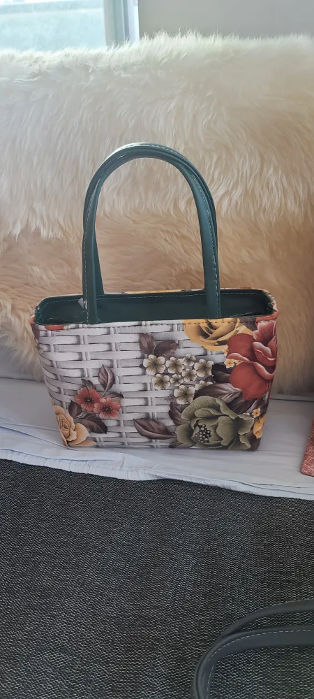 Handpainted Bag with Wooden Handles image indicator(6)