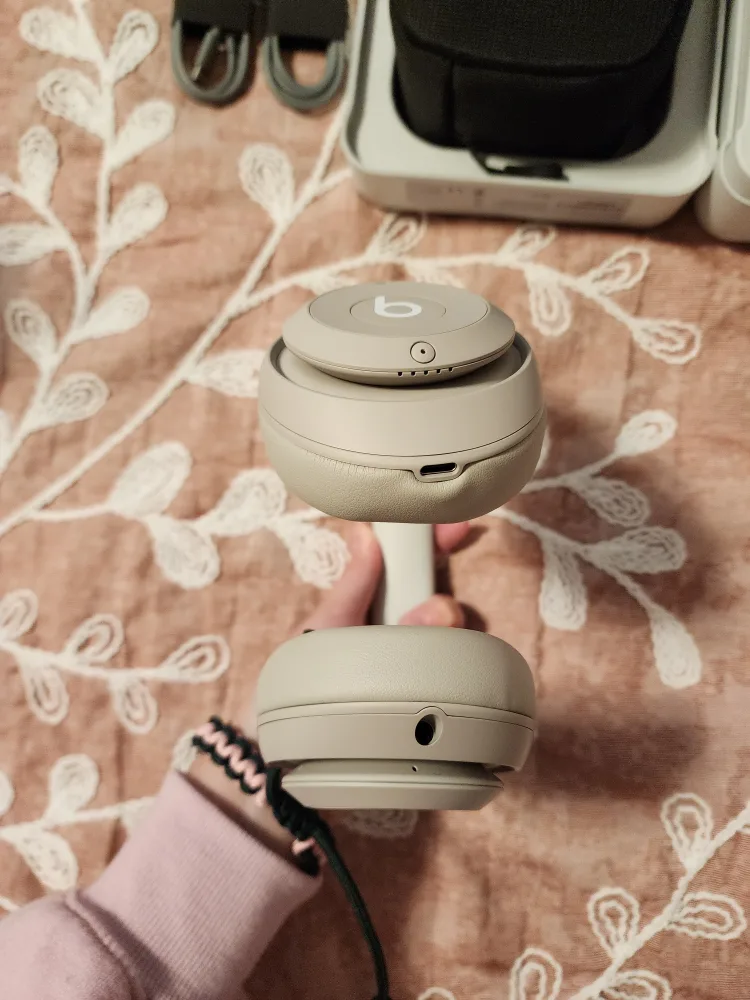 Brand New Beats Studio Pro Bluetooth Headphones image indicator(4)