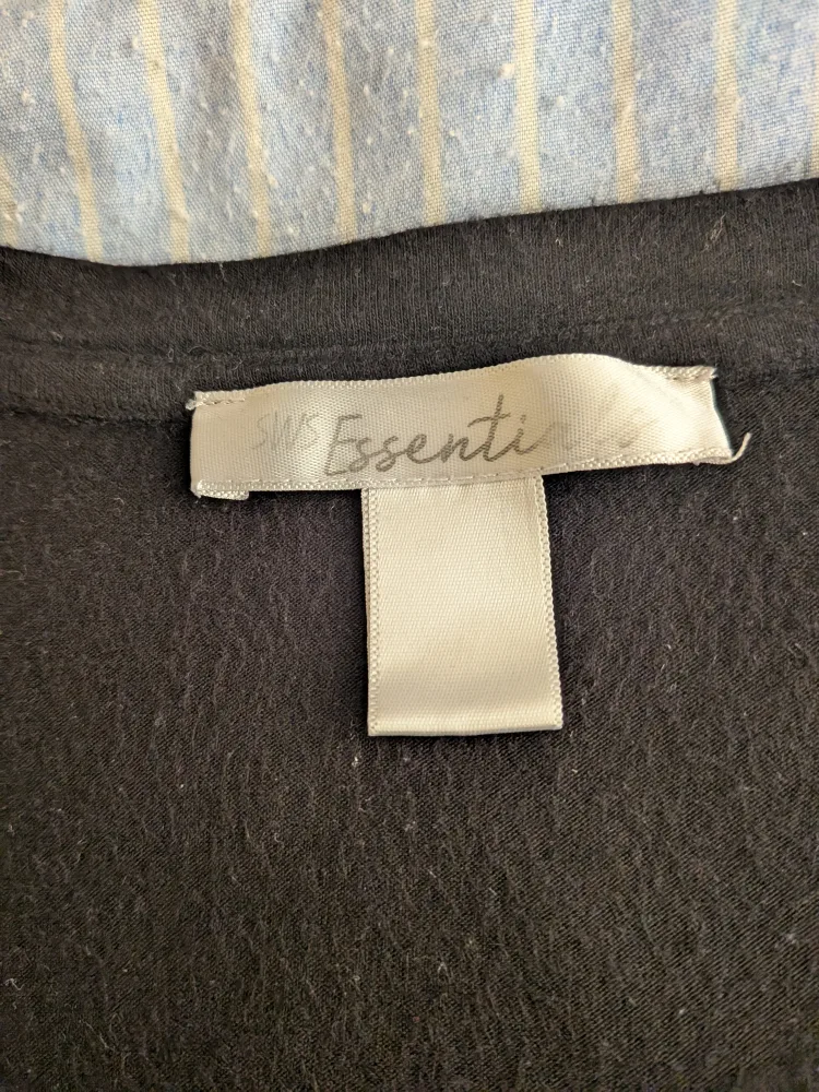 SW Essentials Black V-Neck T-Shirt - Size Large image indicator(3)