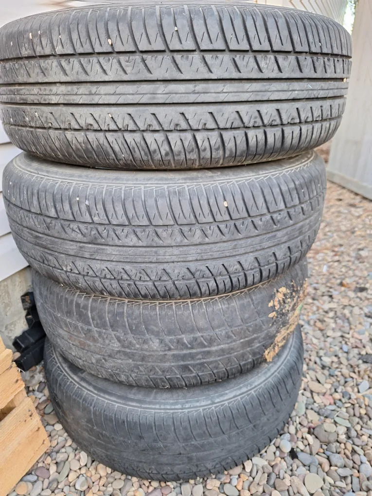 Motomaster AW II Tires on Pontiac Rims - 215/70R15 image indicator(6)