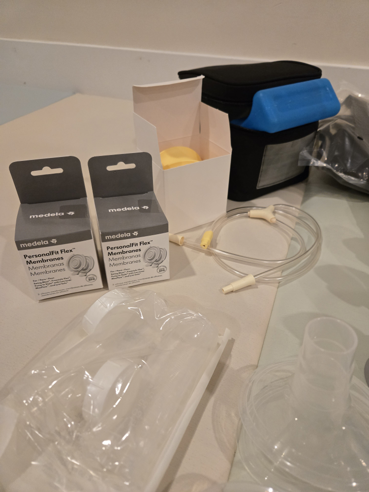 Medela Freestyle Breast Pump with many Accessories - photo 2