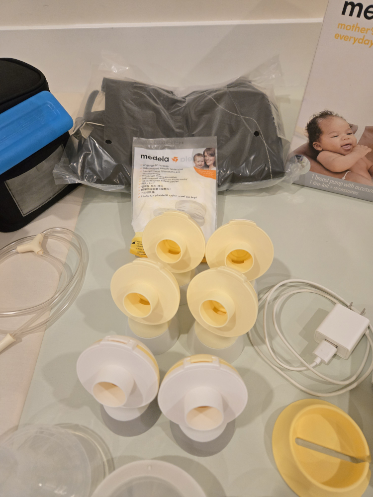 Medela Freestyle Breast Pump with many Accessories - photo 3