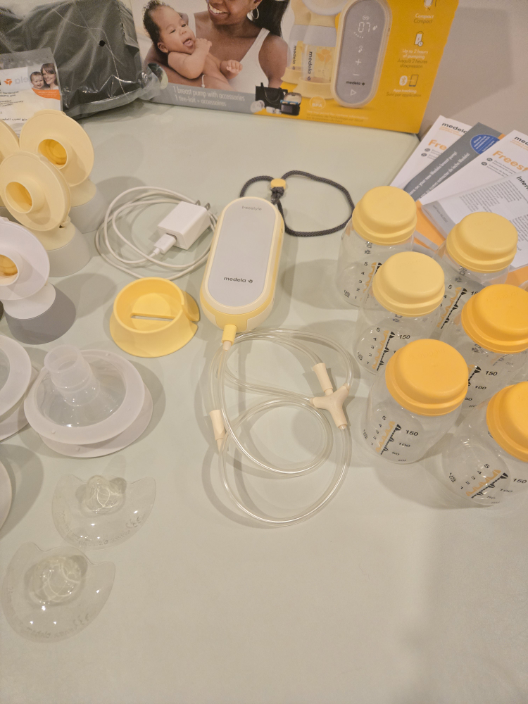 Medela Freestyle Breast Pump with many Accessories - photo 4
