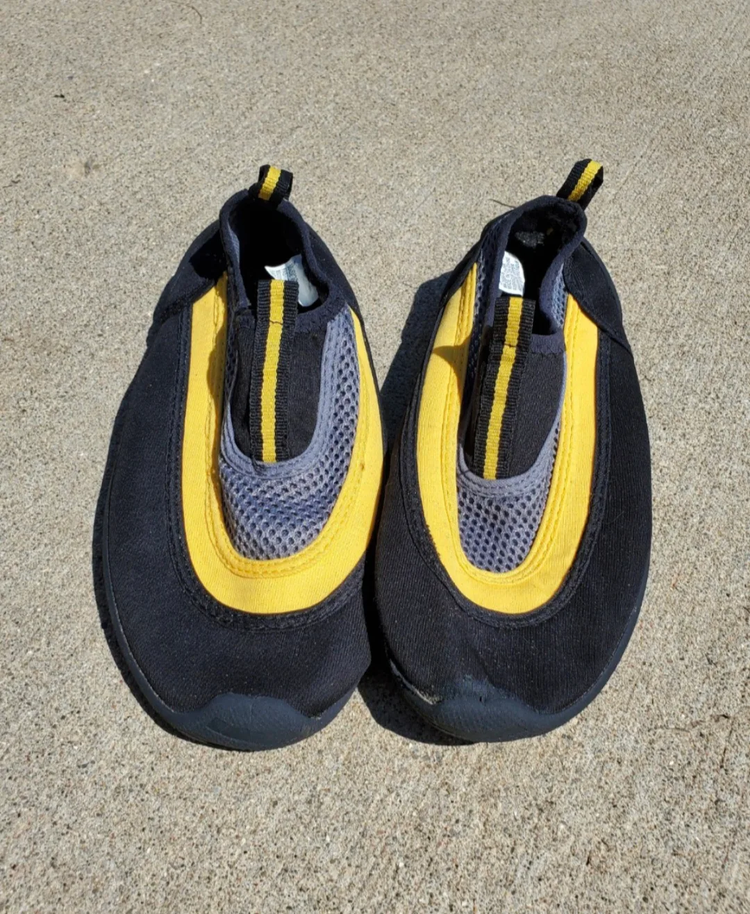 Size 3 kids water shoes, also have a pink pair. thumbnail