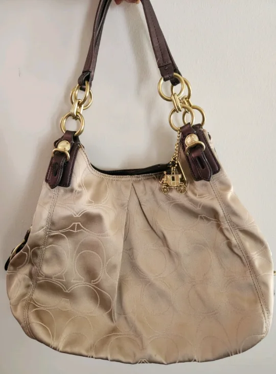 Coach Signature Hobo Bag image indicator(2)