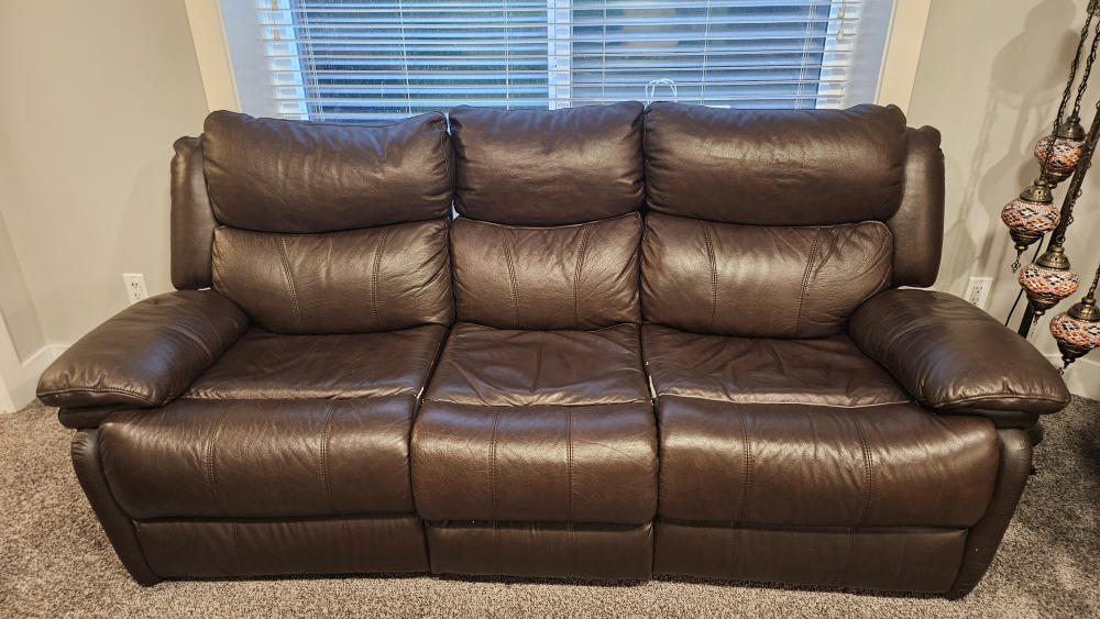 🛋 FREE Reclining Sofas – Must Go! 🛋