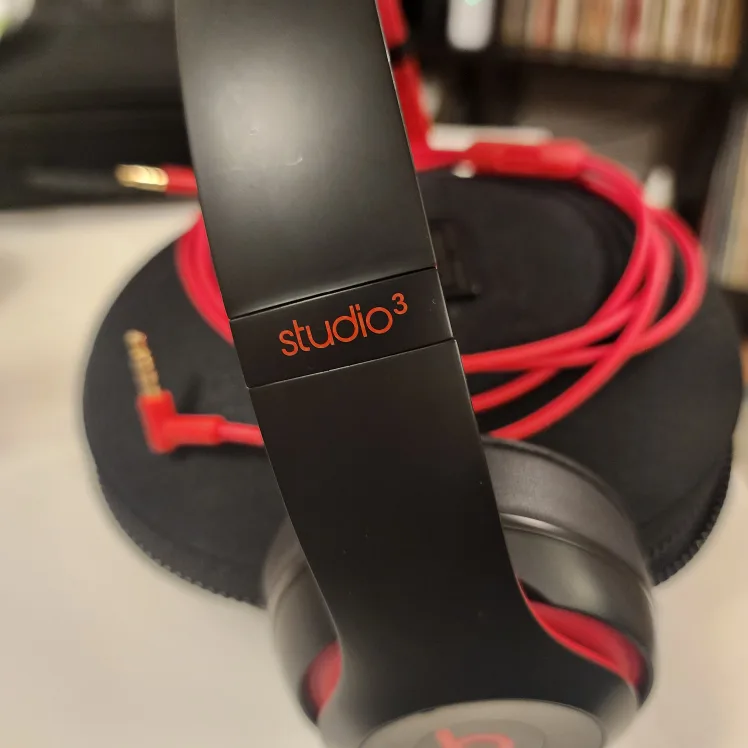 Beats Studio 3 Wireless Headphones - Black & Red image indicator(4)