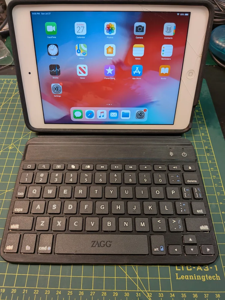 iPad Mini 2 with Keyboard Case thumbnail