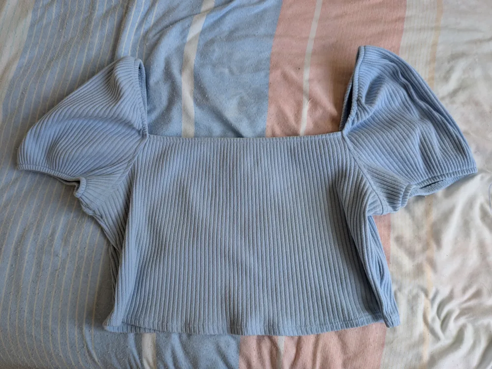 H&M Light Blue Ribbed Crop Top - Size L image indicator(2)
