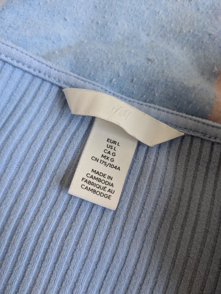 H&M Light Blue Ribbed Crop Top - Size L image indicator(4)