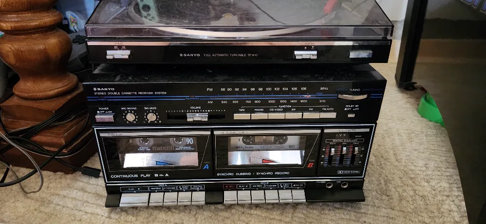 Sanyo Full Automatic Turntable & Stereo System thumbnail