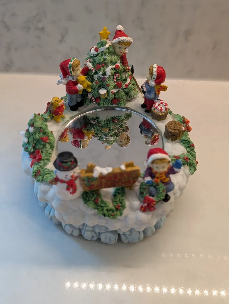 Santa's Skating Pond Wind-up Music Box With Skating Person image indicator(5)