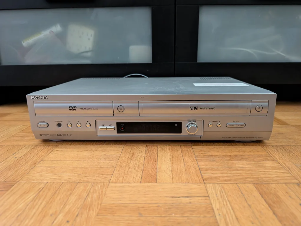 Sony SLV-D500P DVD/VHS Combo Player thumbnail