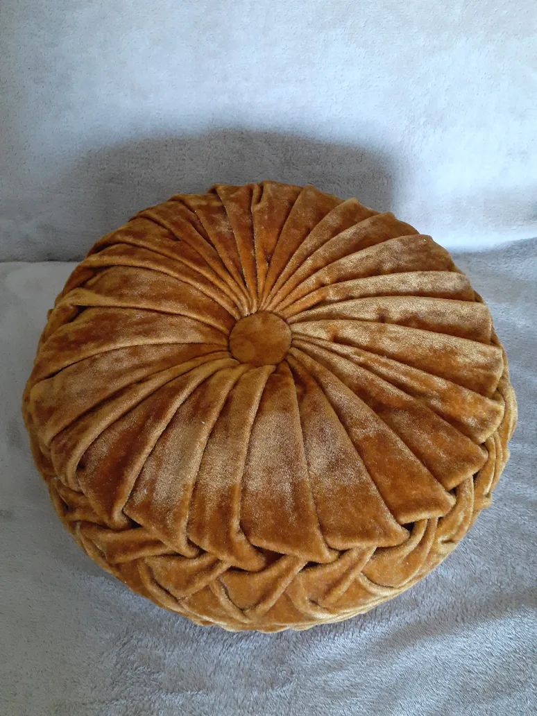 Vintage Round Tufted Pinwheel throw cushion image indicator(3)