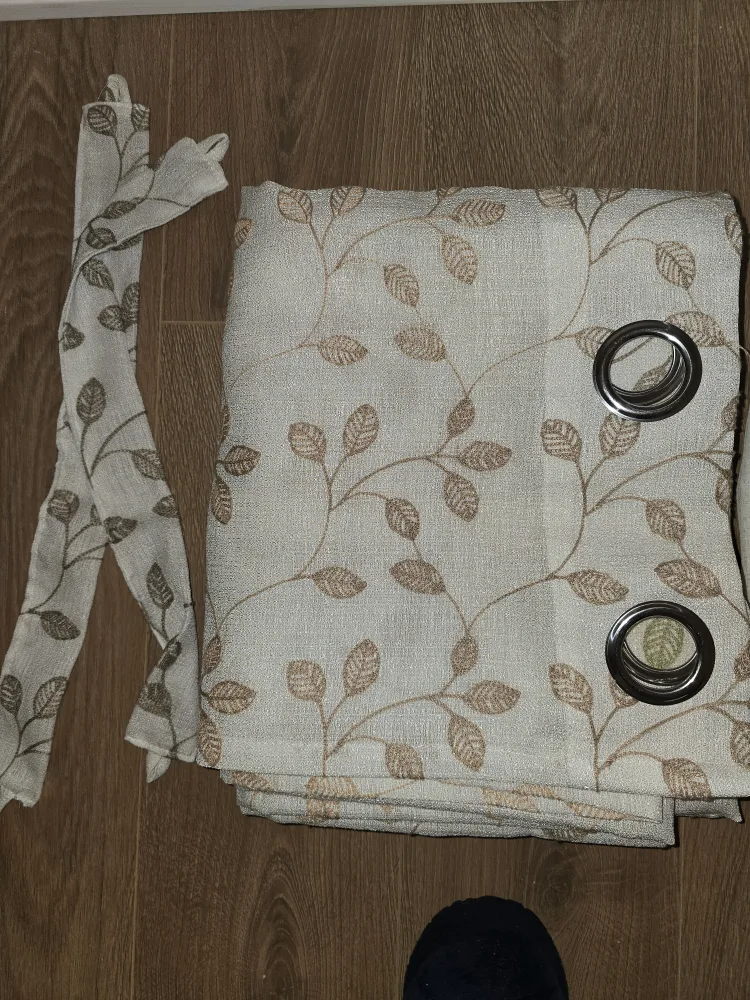 Curtains - Beige & Leaf Pattern image indicator(5)