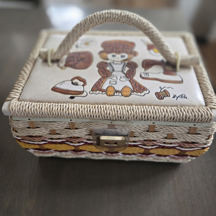 Vintage Sewing Basket with Handle - photo 4