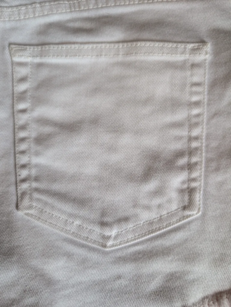 H&M White Distressed Denim Shorts - Size 8 🇨🇦 image indicator(7)