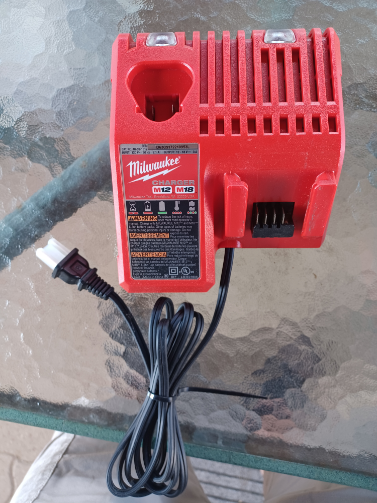 Milwaukee M12/M18 Battery Charger - photo 2